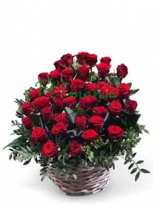 Траурная корзина с 50 красными розами